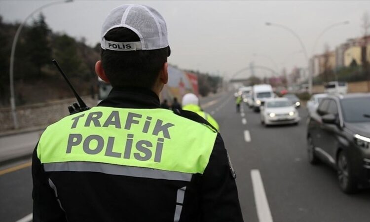 Ceza yazan trafik polisini bıçakladı