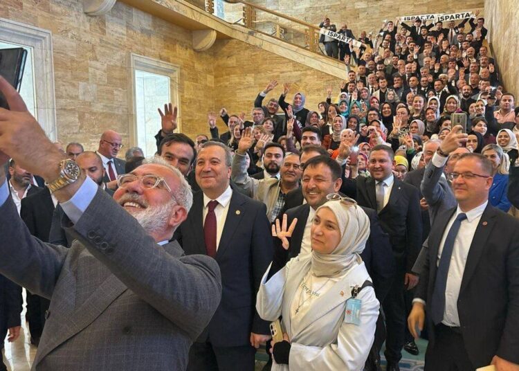 AK Parti'li vekilden 562 bin liralık saat savunması: 'Alın teri, takmaya devam edeceğim' 1 AK Parti’li vekilden 562 bin liralık saat savunması: ‘Alın teri, takmaya devam edeceğim’