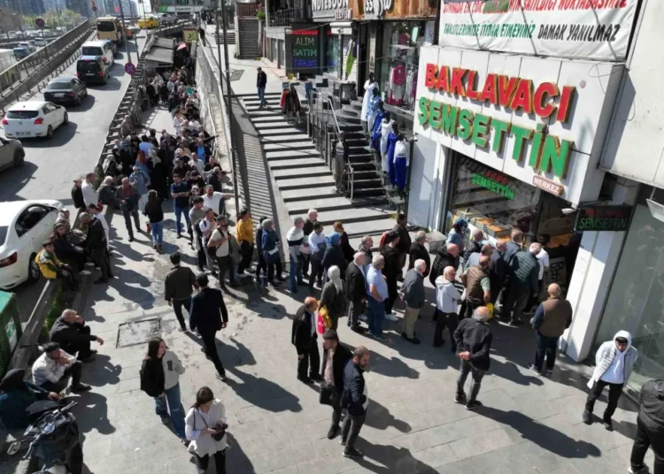 İstanbul’da ucuz baklava kuyruğu: 3'te bir fiyatına satılıyor! 1 İstanbul’da ucuz baklava kuyruğu: 3’te bir fiyatına satılıyor!