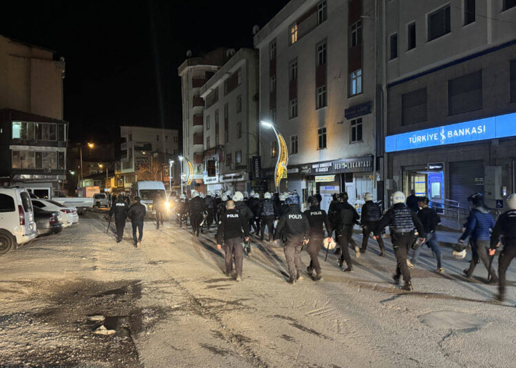 Van'daki 'memnu hak' krizi: 23 kişi tutuklandı 1 Van’daki ‘memnu hak’ krizi: 23 kişi tutuklandı