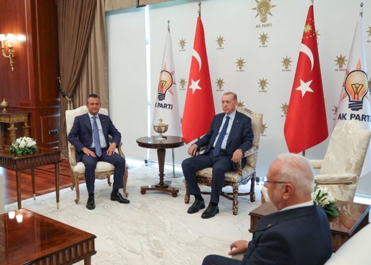 Erdoğan görüşmenin perde arkası: Özgür Özel 'boş koltuk'u doğru bulmadı, telafi istedi 1 Erdoğan görüşmenin perde arkası: Özgür Özel ‘boş koltuk’u doğru bulmadı, telafi istedi