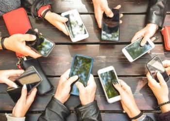 Avrupa vatandaşlarından 2 kat daha fazla cep telefonu kullanıyoruz