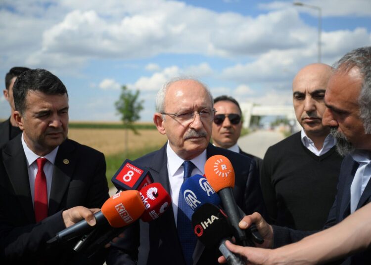 Kemal Kılıçdaroğlu, Selahattin Demirtaş'ı cezaevinde ziyaret etti 1 Kemal Kılıçdaroğlu, Selahattin Demirtaş’ı cezaevinde ziyaret etti