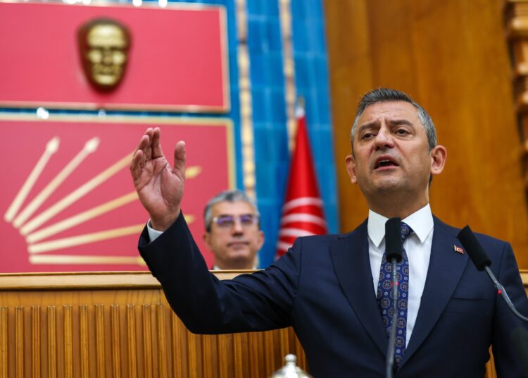 Mümtaz'er Türköne yazdı... Patlamış kanalizasyonun ortasında paçasını sıyıran adam: Özgür Özel 1 Mümtaz’er Türköne yazdı… Patlamış kanalizasyonun ortasında paçasını sıyıran adam: Özgür Özel