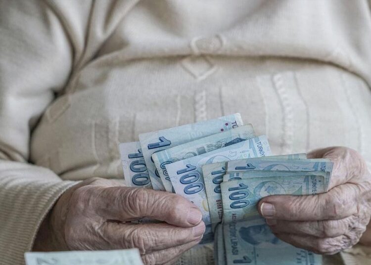 Dünya standardı 4’e 1 iken, Türkiye’de 1 emekliye 1,5 çalışan düşüyor