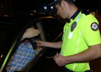 Emniyet amiri polis aracıyla kaza yaptı! Yapılan kontrolde 200 promil alkollü çıktı
