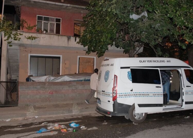 Anne ile oğul evlerinde ölü bulundu! Kötü kokuyu fark eden postacı ihbar etti 1 Anne ile oğul evlerinde ölü bulundu! Kötü kokuyu fark eden postacı ihbar etti