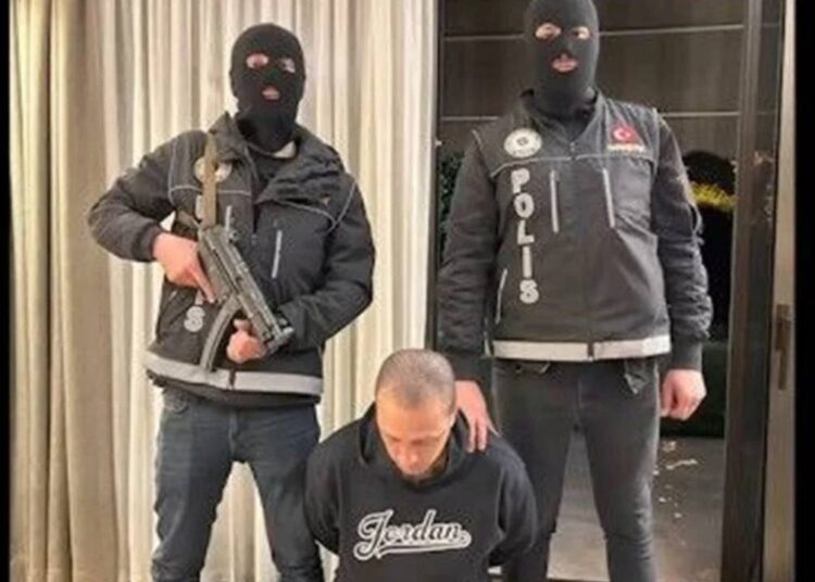 Kırmızı bültenle aranan iki uyuşturucu baronu İstanbul'da yakalandı 1 Kırmızı bültenle aranan iki uyuşturucu baronu İstanbul’da yakalandı