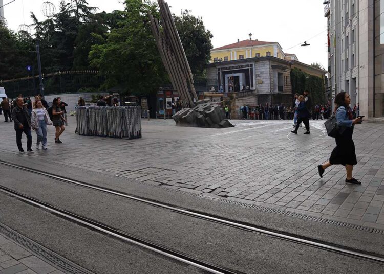 Galatasaray Meydanı’ndaki polis bariyerleri 300 hafta sonra kaldırıldı 1 Galatasaray Meydanı’ndaki polis bariyerleri 300 hafta sonra kaldırıldı