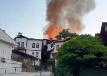 Beypazarı tarihi evlerinin bulunduğu mahallede yangın! 4 ev kül oldu