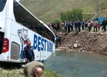 Bitlis’te yolcu otobüsü dereye düştü: 7 yaralı