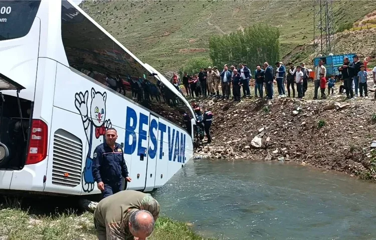 Bitlis'te yolcu otobüsü dereye düştü: 7 yaralı 1 Bitlis’te yolcu otobüsü dereye düştü: 7 yaralı