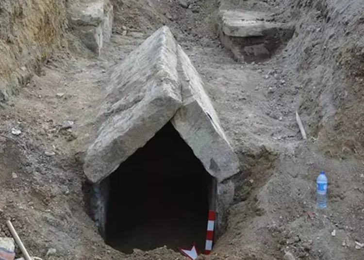 Su deposu yapılmak istenen alanda Bizans dönemine ait tarihi mezar bulundu 1 Su deposu yapılmak istenen alanda Bizans dönemine ait tarihi mezar bulundu