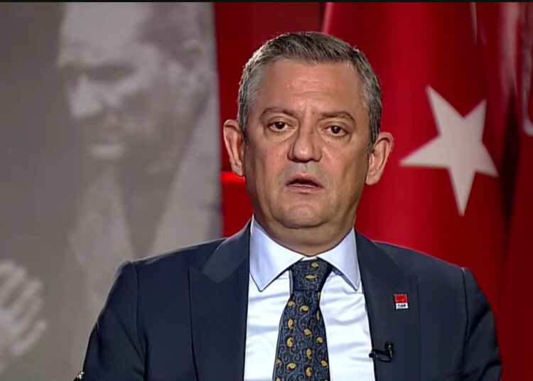 Özgür Özel: Sadece Arapça tabelayı değil, İngilizce ve Fransızca olanı da kaldır