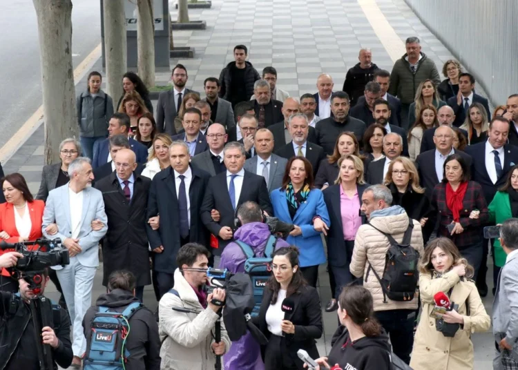 CHP'den MEB'in önünde 'yeni müfredat' protestosu 1 CHP’den MEB’in önünde ‘yeni müfredat’ protestosu