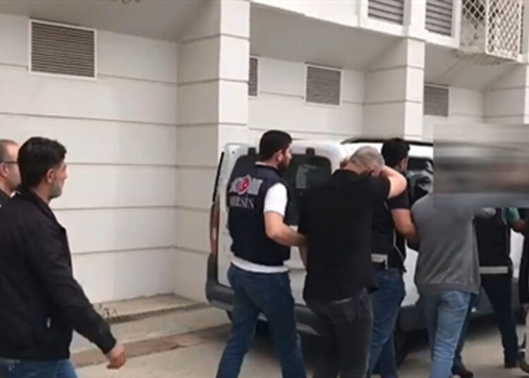 Ehliyet sınavı için kopya düzeneği hazırlayan beş kişi tutuklandı 1 Ehliyet sınavı için kopya düzeneği hazırlayan beş kişi tutuklandı