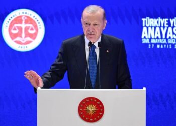 Erdoğan: “Mevcut anayasa ile yola devam edemeyiz”