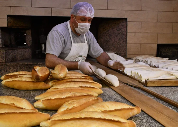 Ankara’dan sonra İstanbul'da da 200 gram ekmek 10 lira oldu 1 Ankara’dan sonra İstanbul’da da 200 gram ekmek 10 lira oldu