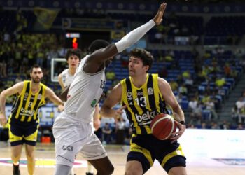 Play-off yarı final ilk maçında Beşiktaş’ı yenen Fenerbahçe seride 1-0 öne geçti
