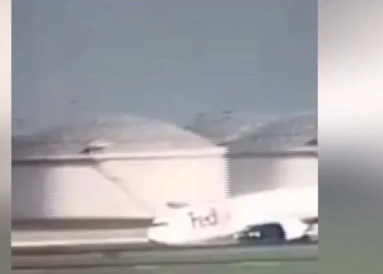 İstanbul Havalimanı’nda kargo uçağı gövdesi üzerine indi