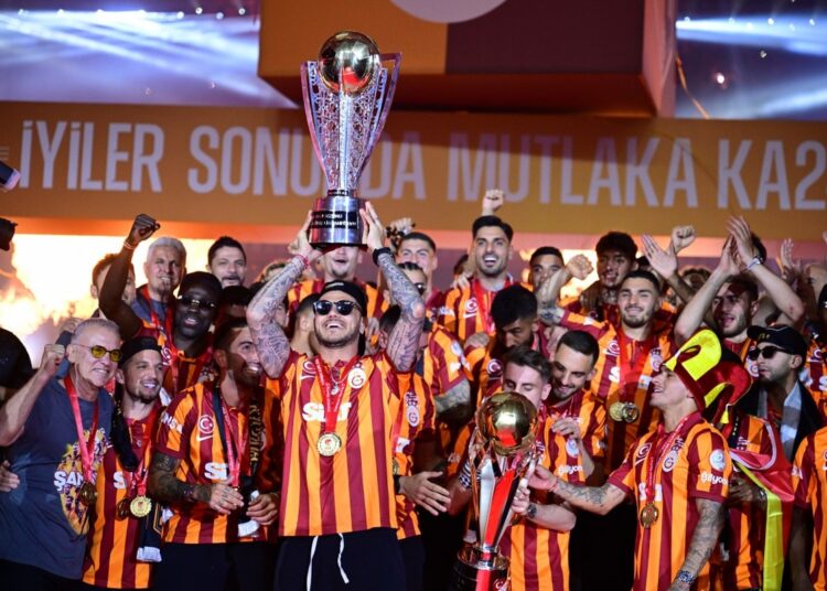 Galatasaray şampiyonluk kupasını kaldırdı