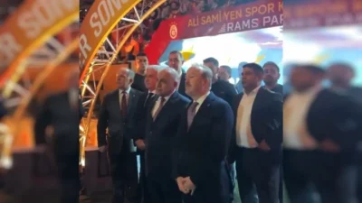 Galatasaray şampiyonluk kupasını kaldırdı