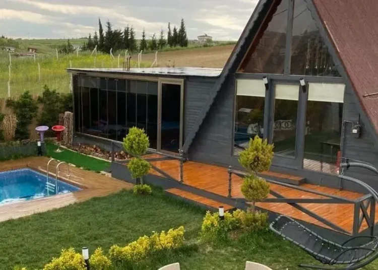 Yok böyle bir olay! Çatalca’da 5 ev havuzuyla birlikte gitti 1 Yok böyle bir olay! Çatalca’da 5 ev havuzuyla birlikte gitti