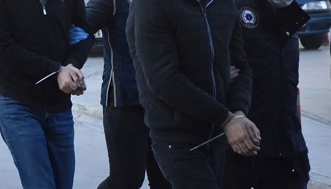 İzmir'de bir tekneye operasyon düzenlendi: 10 FETÖ şüphelisi yakalandı 1 İzmir’de bir tekneye operasyon düzenlendi: 10 FETÖ şüphelisi yakalandı