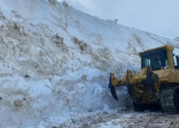 Mayıs’ta 5 metre kar! Yüksekova’da yol açma çalışmaları sürüyor