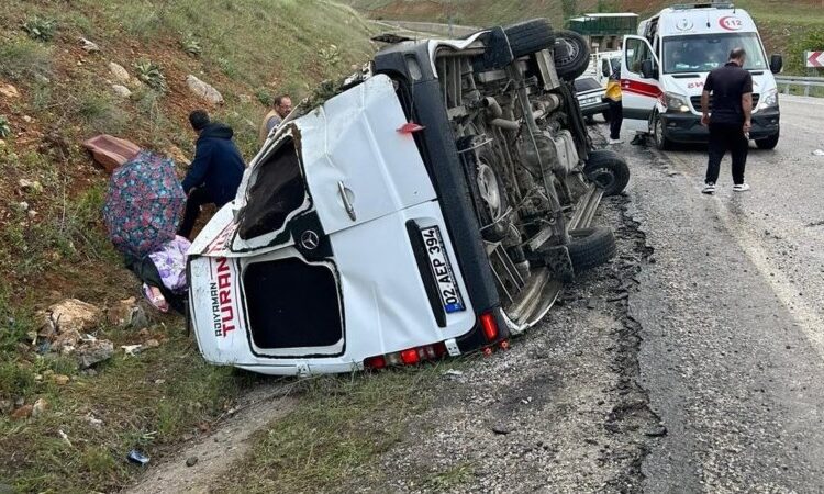 Malatya’da yolcu minibüsü devrildi: 1’i ağır 12 yaralı