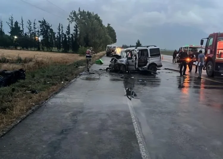 İki araç kafa kafaya çarpıştı: 5 ölü, 2 ağır yaralı 1 İki araç kafa kafaya çarpıştı: 5 ölü, 2 ağır yaralı