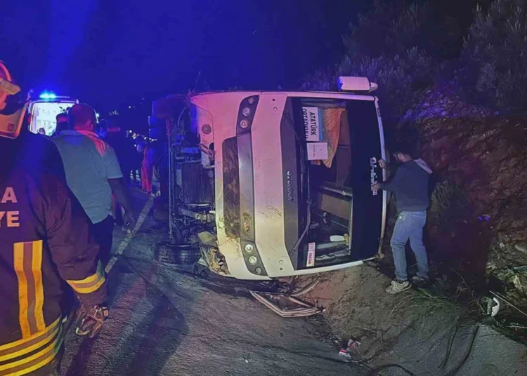 Geziye giden öğrencileri taşıyan midibüs dönüş yolunda devrildi: 25 yaralı 1 Geziye giden öğrencileri taşıyan midibüs dönüş yolunda devrildi: 25 yaralı