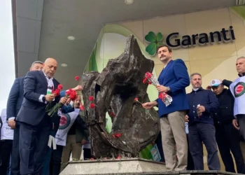 Kazancı Yokuşu’nda hayatını kaybedenler anısına karanfil bıraktılar