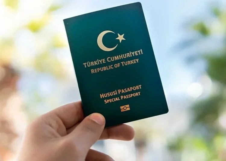 Türk akademisyenin yeşil pasaportu Kenya’da geçerli sayılmadı