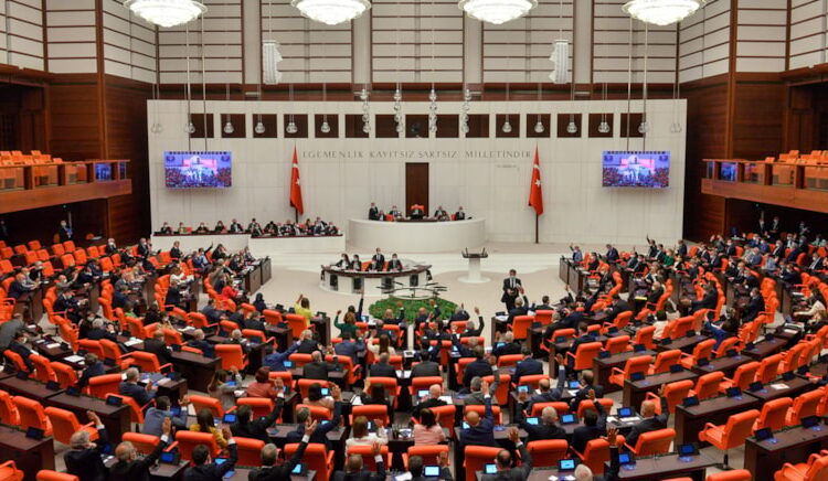 Milletvekillerine de "tasarruf" geliyor 1 AK Parti ‘etki ajanlığı’ maddesini yeniden düzenleyecek