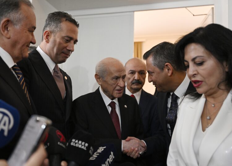 Özgür Özel Meclis’te Devlet Bahçeli’yle görüştü