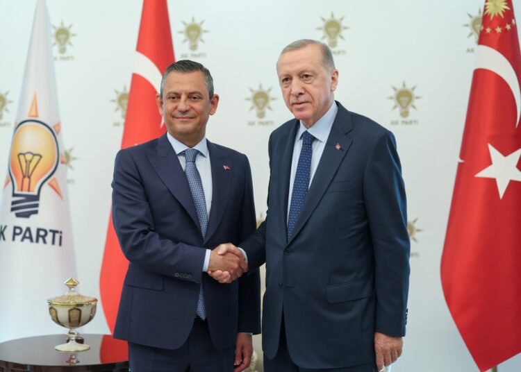 Özgür Özel, Erdoğan'a sunduğu dosyayı açıkladı: Bu önemli bir adımdı 1 Mümtaz’er Türköne yazdı I Sertleşme mi, yumuşama mı kazandırır?
