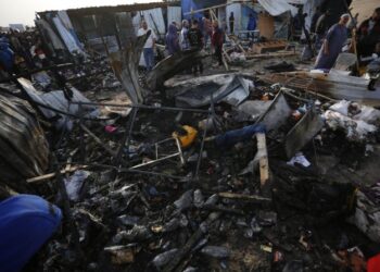 İsrail, Gazze’den kaçanların kurduğu çadır kampı bombaladı: En az 40 öldü