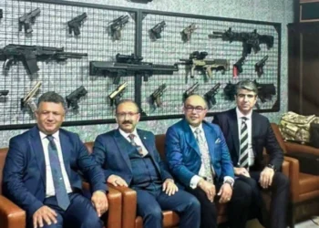 Bakan Tunç: İzmir Adalet Komisyonu Başkanı Tabur'un silah sergisine soruşturma başlatıldı 7 Özgür Özel: “Fotoğraf Türkiye’nin yargı sisteminin duvara yansımış halidir”