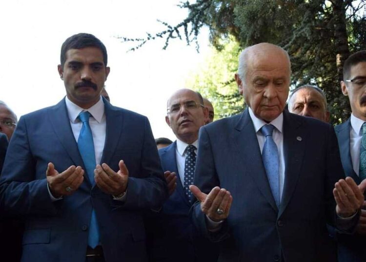 Alp Yalman’ın analiz haberi l MHP lideri, Sinan Ateş’in yetimlerini kucaklamalı 1 Alp Yalman’ın analiz haberi l MHP lideri, Sinan Ateş’in yetimlerini kucaklamalı