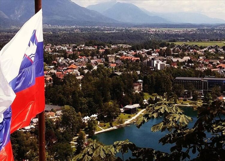 Slovenya'da hükümet binasına Filistin bayrağı asıldı 1 Slovenya’da hükümet binasına Filistin bayrağı asıldı