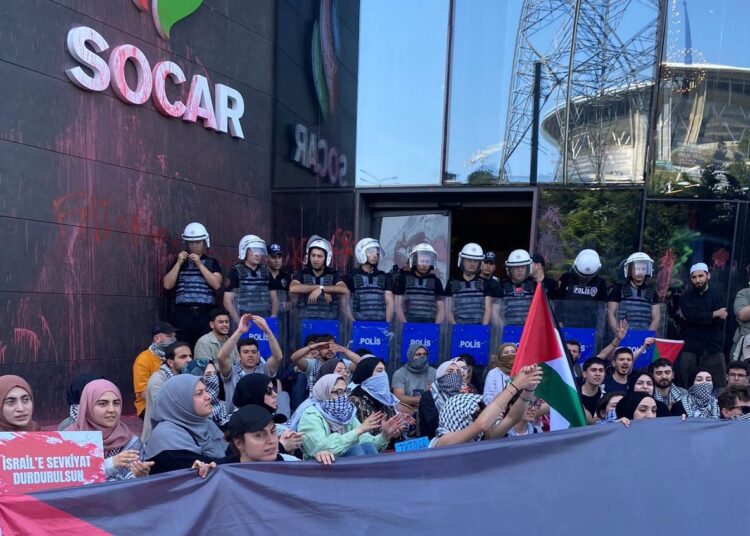 Filistin için Bin Genç grubundan İsrail’e petrol taşıyan Socar protestosu