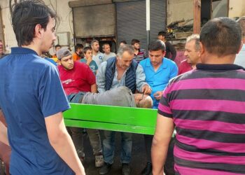 Ambulans gecikince yaralıyı tabutla hastaneye taşıdılar 2 Ambulans gecikince yaralıyı tabutla hastaneye taşıdılar