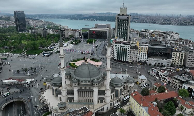 Abluka altındaki Taksim havadan görüntülendi