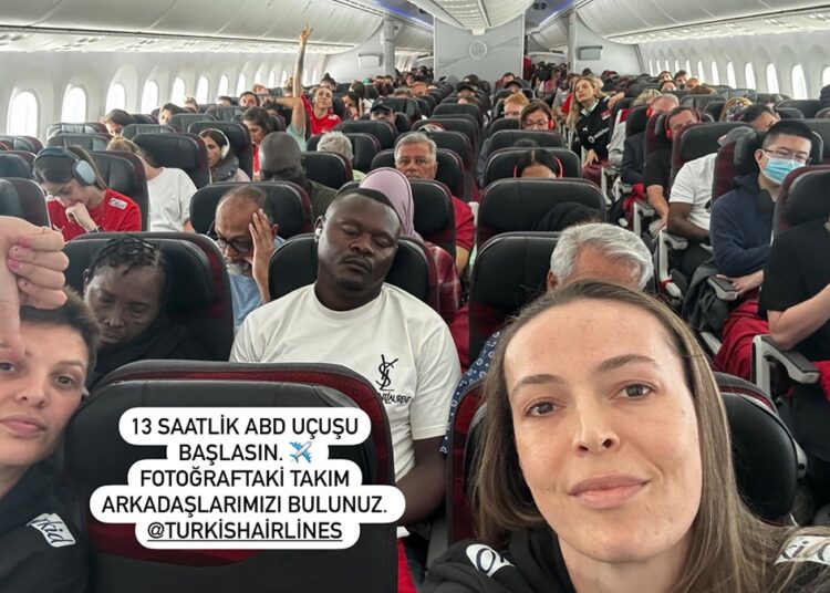 Filenin Sultanları 13 saatlik ABD uçuşunu ekonomi sınıfında yaptı! Federasyon ve THY birbirine girdi 1 Filenin Sultanları 13 saatlik ABD uçuşunu ekonomi sınıfında yaptı! Federasyon ve THY birbirine girdi