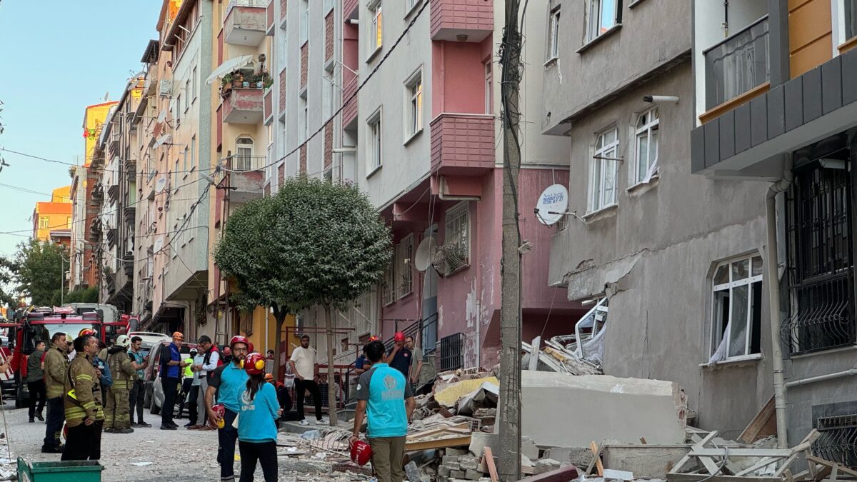 Bahçelievler Belediye Başkanı Bahadır: ‘1980 yapımı binaya 3 kat kaçak eklenmiş’ 2 Bahçelievler Belediye Başkanı Bahadır: ‘1980 yapımı binaya 3 kat kaçak eklenmiş’