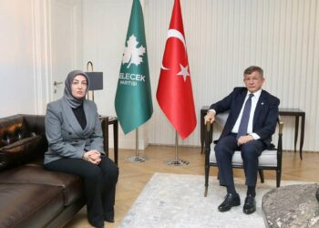 Ayşe Ateş, Ahmet Davutoğlu'yla görüştü 5 Ayşe Ateş, Ahmet Davutoğlu’yla görüştü