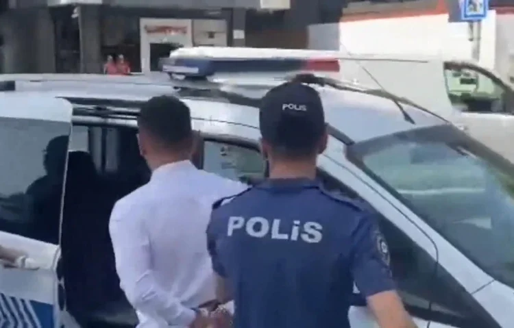 Ambulansı durduran motosikletli magandalar yakalandı