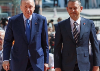 Erdoğan, Özgür Özel görüşmesi hakkında uçakta konuştu: Tavrı üzdü