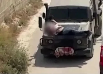 İsrail ordusu, yaralı bir Filistinliyi askeri araca bağlayıp kalkan olarak kullandı